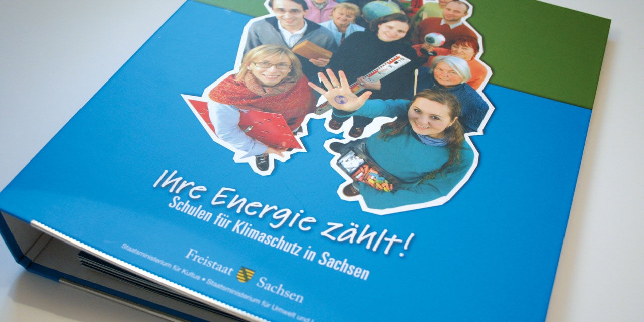 Das Pendant zur runden Broschüre für Schüler bildet die Lehrerhandreichung in Form eines Ordners, der additiv zu den in der Broschüre vermittelten Inhalten Arbeitsblätter, Experimente und Folien enthält, mit denen die Lehrer verschiedener Fachgebiete das Thema Klimawandel vertiefen können. Die Materialien werden in einem praktischen Hebelordner angeboten, der problemlos aktualisiert und von den Lehrern ergänzt werden kann. Eine CD-ROM enthält nochmals alle Daten und Grafiken in digitaler Form.